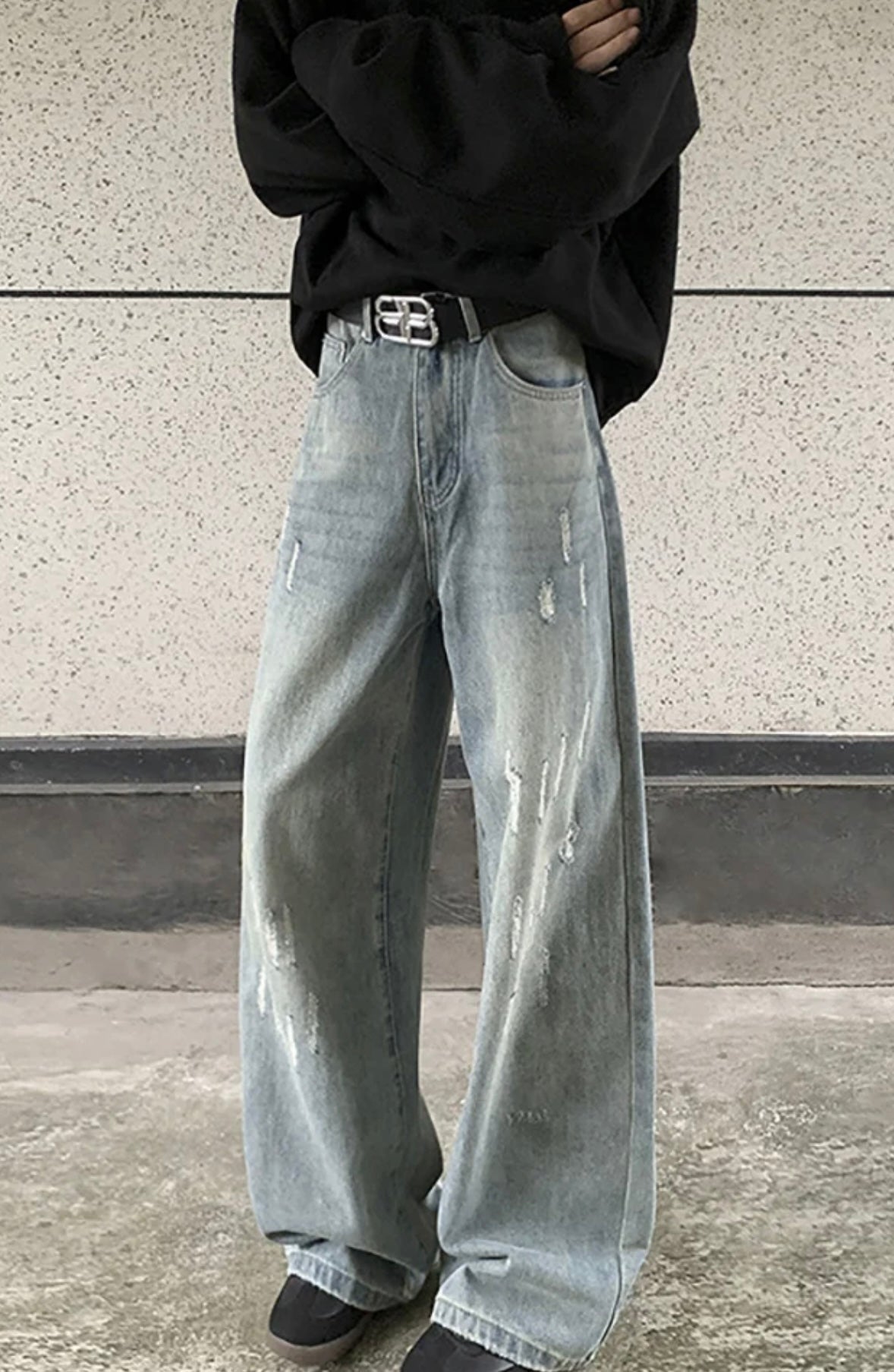 Distressed Wide-Leg Light Wash Jeans – Relaxed Streetwear Denim